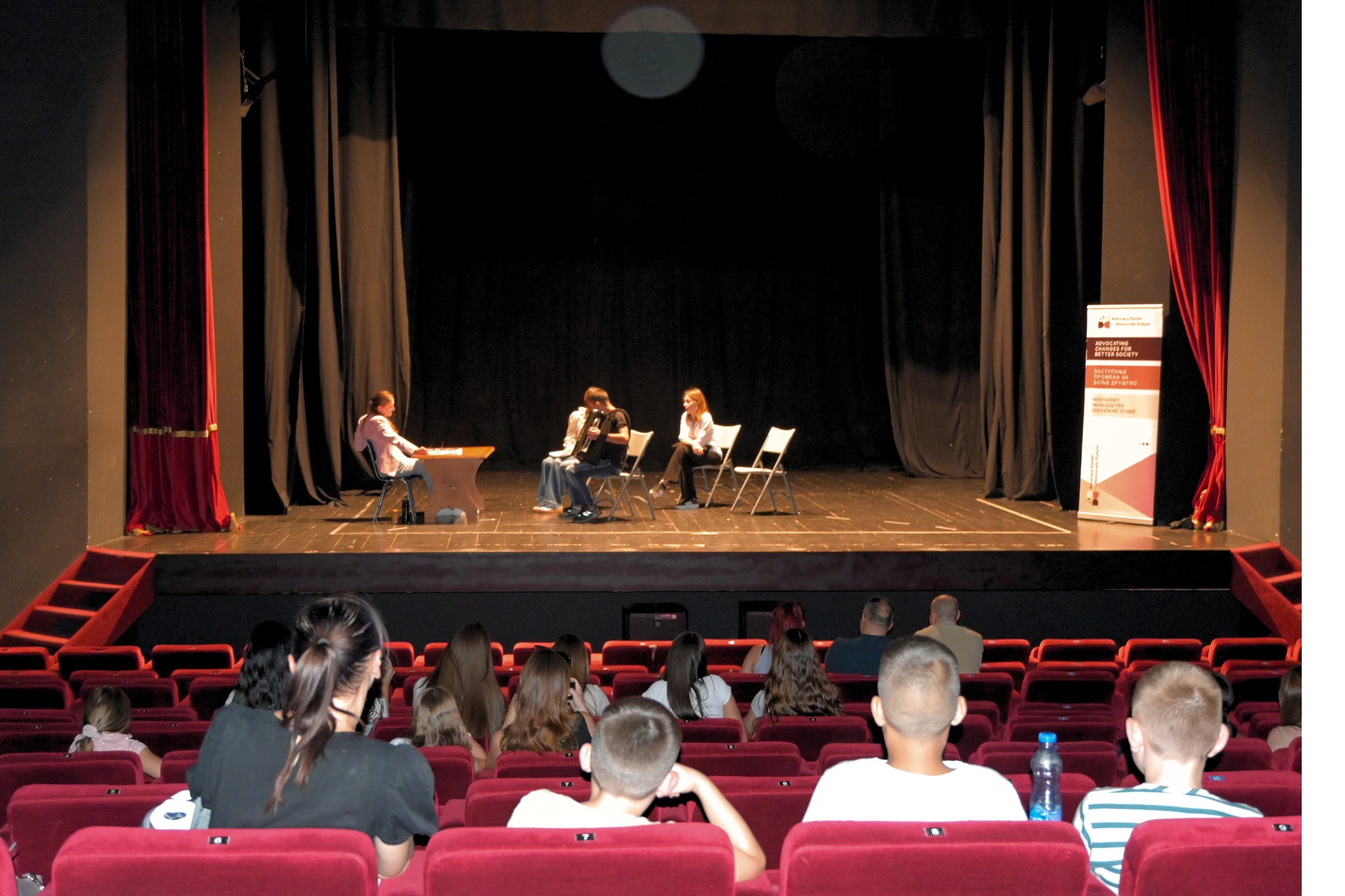 the-play-small-signs-of-attention-performed-in-zubin-potok-and-gracanica-theater-against-corruption