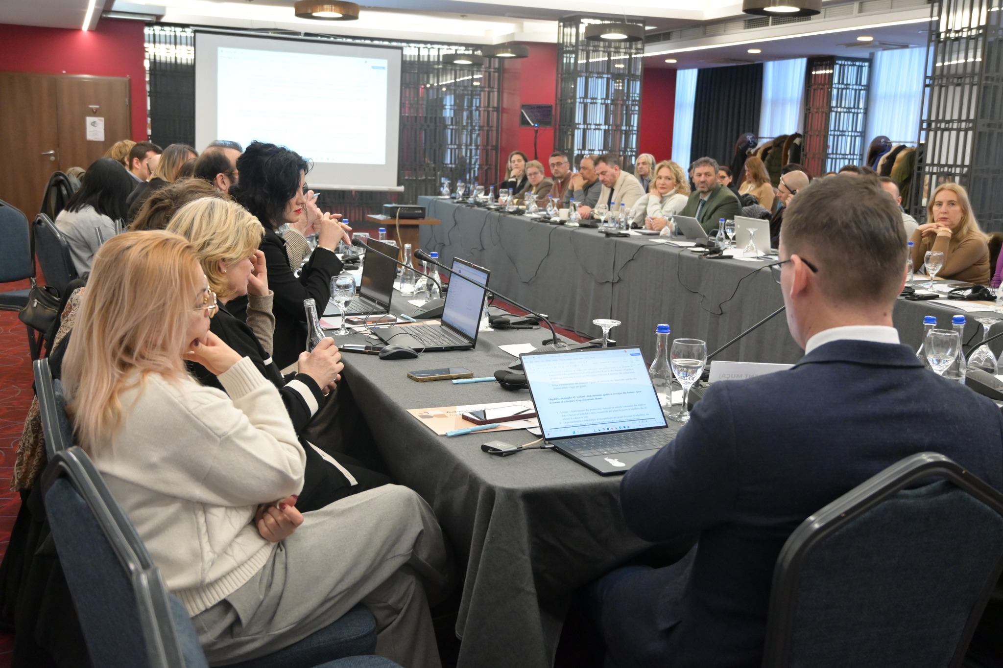 u-mbajt-takimi-i-grupit-punues-per-hartimin-e-programit-per-te-drejtat-e-njeriut-2026-2031