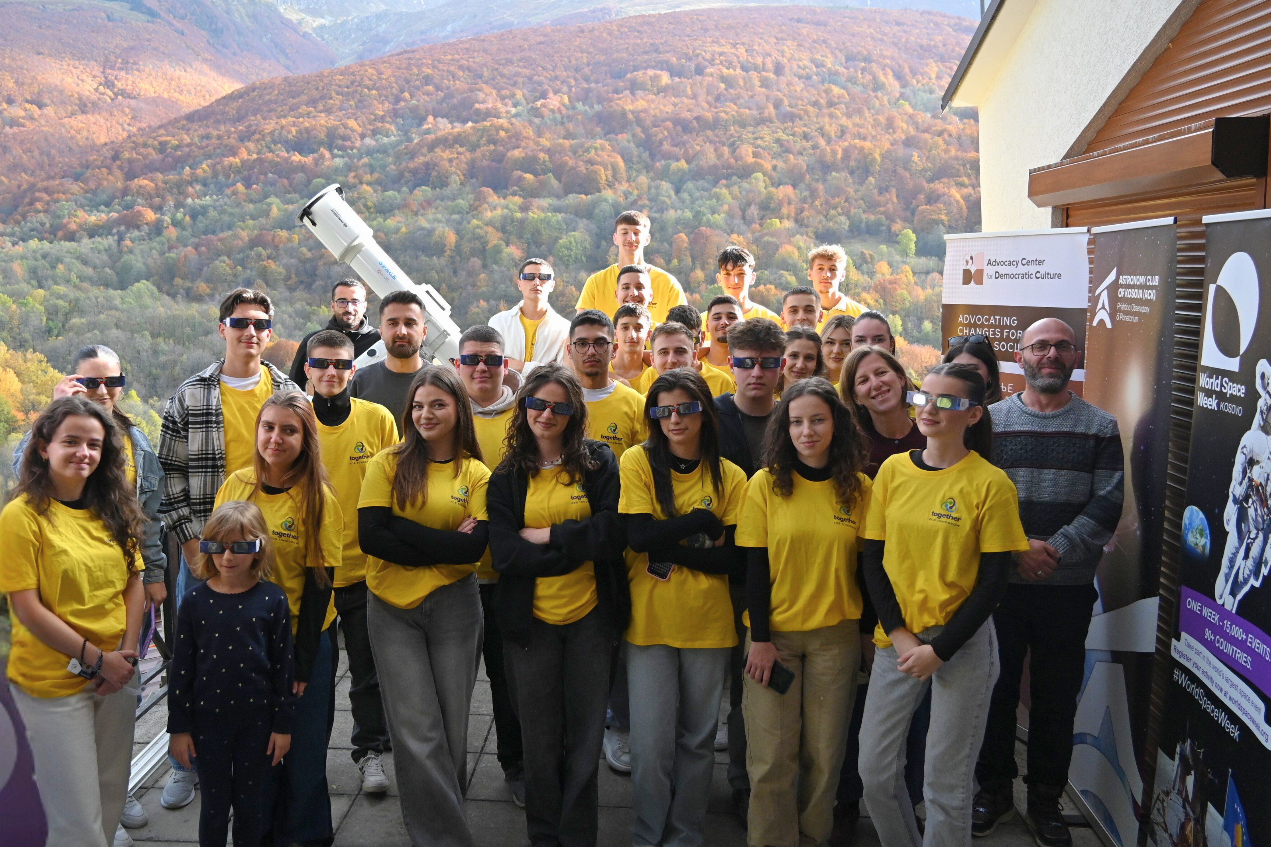 nepermjet-teleskopit-dhe-tradites-kampi-qe-bashkon-te-rinjte-ne-mbare-kosoven