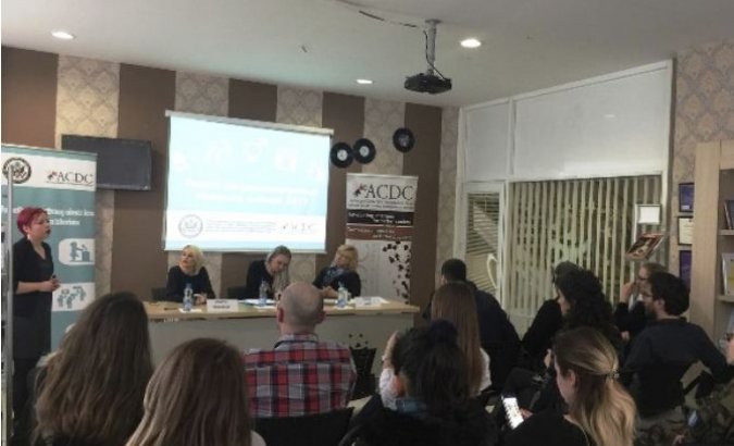 kontakt-plus-acdc-edukacija-povezivanje-i-veca-vidljivost-u-medijima-u-cilju-boljeg-polozaja-zena-u-politici